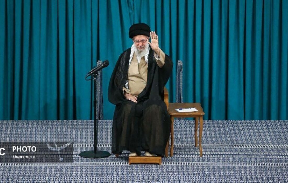 رهبر معظم انقلاب: حرف‌های رئیس‌جمهور آمریکا لایق جواب دادن نیست/ آمریکا از منطقه باید برود