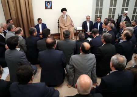 رهبر انقلاب: شرط مبارزه با فساد، دور بودن مسئولان از عوامل فسادزا است