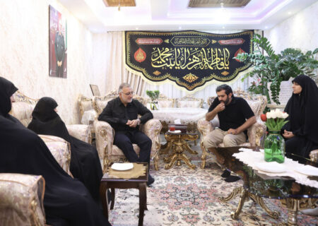 زاکانی در دیدار با خانواده شهید شادمانی: شهدایی همچون شهید شادمانی قهرمانان جهاد اکبر هستند/ نصب یادمان شهید شادمانی در گلزار شهدا