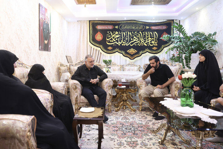 زاکانی در دیدار با خانواده شهید شادمانی: شهدایی همچون شهید شادمانی قهرمانان جهاد اکبر هستند/ نصب یادمان شهید شادمانی در گلزار شهدا