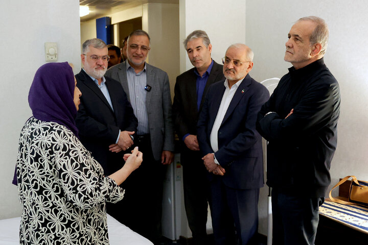 دیدار رئیس جمهور و شهردار تهران با برخی از خانوادههای آسیبدیده از جنگ ۱۲ روزه