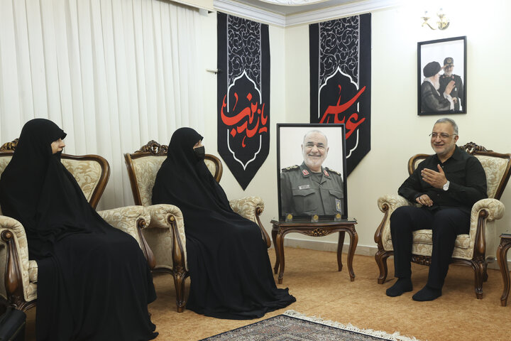 دیدار شهردار تهران با خانواده شهید سلامی و باقری/ زاکانی: موضوع آخرین جلسهام با فرمانده شهید سپاه، کمک به دولت برای حل مشکل آب بود