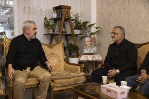 به گزارش خبرنگار شهر، علیرضا زاکانی شهردار تهران با حضور در منزل شهید سلامی، با خانواده این شهید والامقام دیدار و گفتوگو کرد.
شهردار تهران در این دیدار، با تجلیل از مجاهدتهای شهید سلامی در عرصه خدمترسانی به مردم گفت: طی چهار سال گذشته در بازههای زمانی مختلف با شهید سلامی و دیگر فرماندهان سپاه پاسداران انقلاب اسلامی جلساتی مشترک برای حل مشکلات مردم داشتیم، در آخرین جلسه با شهید سرافراز نیز درخصوص ساز و کارهای اجرایی برای کمک به دولت در تأمین آب تهران بحث و رایزنی کردیم.
گفتنی است، سردار سپهبد حسین سلامی فرمانده پیشین سپاه پاسداران انقلاب اسلامی بود که خردادماه ۱۴۰۴ در حمله رژیم صهیونیستی به تهران به شهادت رسید.