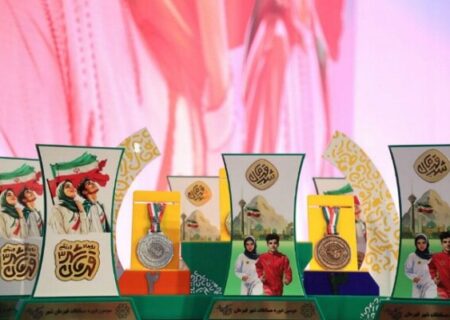 تجلیل از پیشکسوتان ورزشی و خانواده شهدا در اختتامیه «قهرمان شهر»