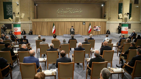 رهبر انقلاب در دیدار هیئت دولت: معیشت مردم مهمترین مسئله است