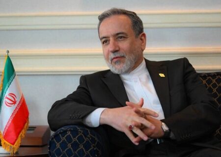 عراقچی: ترامپ نمی‌تواند همزمان رئیس‌جمهور صلح و جنگ باشد