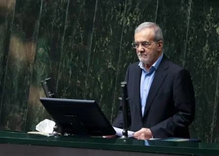 پزشکیان: حق نداریم برای مردم قیافه بگیریم |‌ هرکس نمی‌خواهد خدمت کند از دولت برود | نمی‌توانیم حکومت کنیم، اما مردم گرسنه باشند