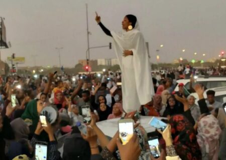 الهه مرگ سودانی‌ها؛ زنی به نام آلا صلاح