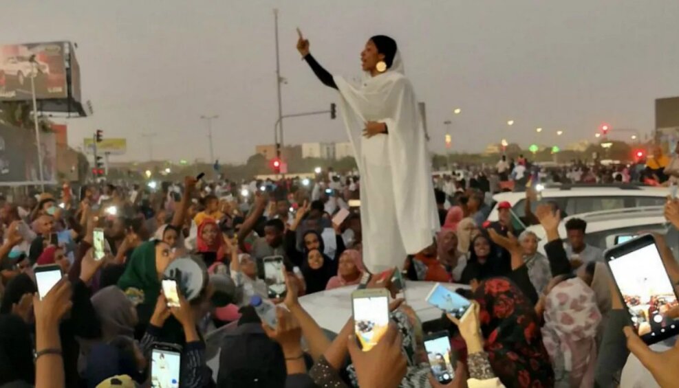 الهه مرگ سودانیها؛ زنی به نام آلا صلاح