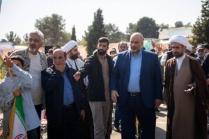 به گزارش روابط عمومی معاونت امور اجتماعی و فرهنگی شهرداری تهران، دکتر محمدامین توکلیزاده، معاون امور اجتماعی و فرهنگی شهرداری تهران، صبح روز جمعه نهم آبانماه در مراسمی پرشور و معنوی در قطعه ۵۰ بهشت زهرا(س) حاضر شد و با نثار گل و قرائت فاتحه، بر مزار سردار شهید حاجیزاده و شهید آرمان علیوردی ادای احترام کرد. در این گردهمایی که با عنوان "لشکرقدس" و با حضور بیشاز ١٠هزار نوجوان برگزار شده بود، دکتر توکلیزاده با خانواده معزز شهید آرمان علیوردی دیدار صمیمانهای داشت و مراتب قدردانی خود را از ایثارگریهای آنان بیان کرد. گفتنیاست، در این گردهمایی برنامههای متنوع فرهنگی و هنری با مضامین حماسی و معنوی اجرا شد که ضمن تجدید پیمان با آرمانهای انقلاب اسلامی، فضایی سرشار از روحیه استکبارستیزی را با حضور نوجوانان و کودکان انقلابی پدید آورد.