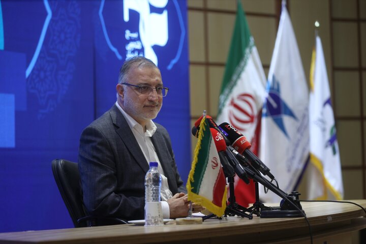 اظهارات صریح زاکانی در مراسم روز دانشجو: برخی رسماً می‌گویند تهران را گران کنیم تا مردم بروند! / قسم خوردند نمی گذاریم حتی یک اتوبوس وارد کشور کنید