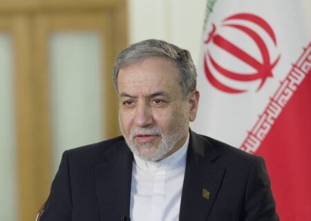 عراقچی: تأکید عراقچی بر عزم ملت ایران در دفاع از حقوق قانونی هسته‌ای