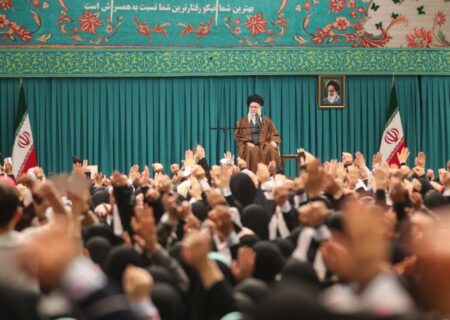 رهبر انقلاب: زن، کارگزار خانه نیست، مدیر است