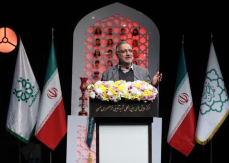 زاکانی در آیین تنفیذ احکام شهرداران مدارس: مدارس به کانون‌های فعال برای معرفی پروژه‌های اثرگذار در شهر تبدیل شوند/ حضور ۷۰۰ شهردار مدرسه در تهران