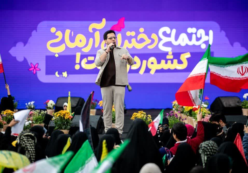 اجتماع دختران آرمانی در میدان آئینی امام حسین(ع) همزمان با میلاد حضرت معصومه(س) و روز دختر