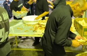 خدمت رسانی مواکب آرمانی منطقه ۱ تهران در پایانه مرزی شلمچه/ پذیرایی روزانه از ۳ هزار زائر اربعین حسینی